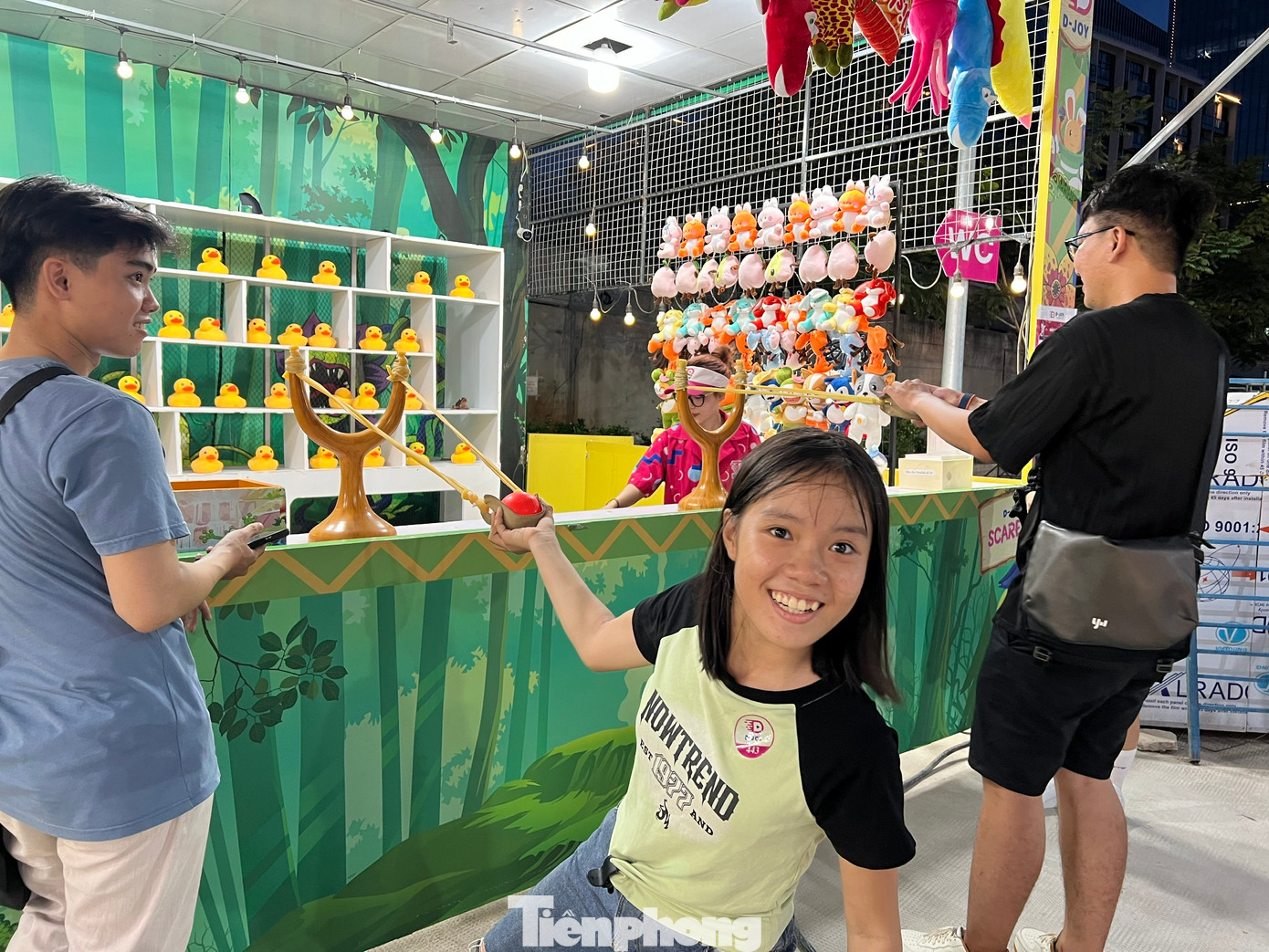 Bạn trẻ thích thú với trò chơi giải trí tại D-Joy