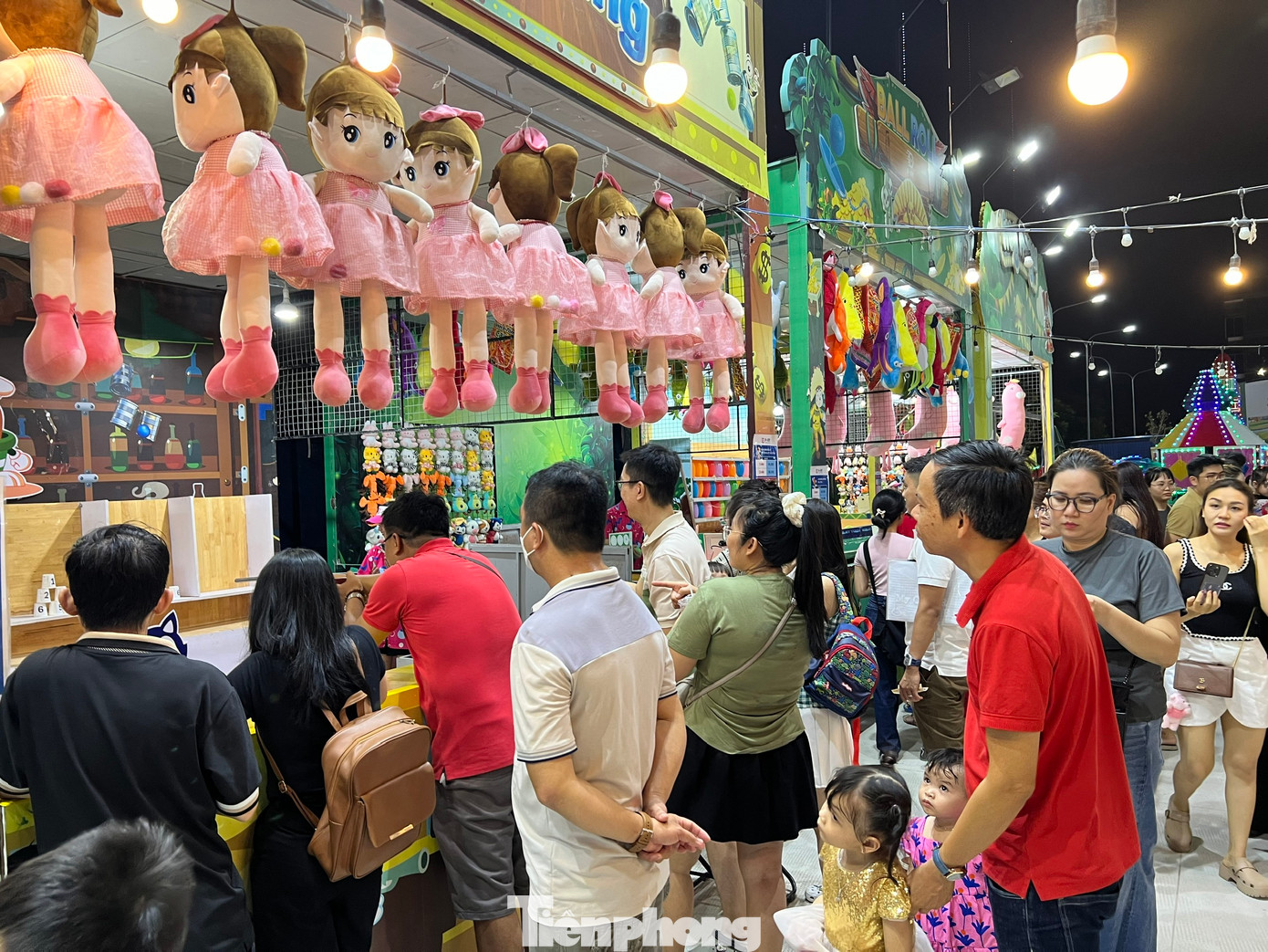 Du khách vui chơi cuối tuần tại điểm giải trí "kiểu Mỹ" ở TP Thủ Đức