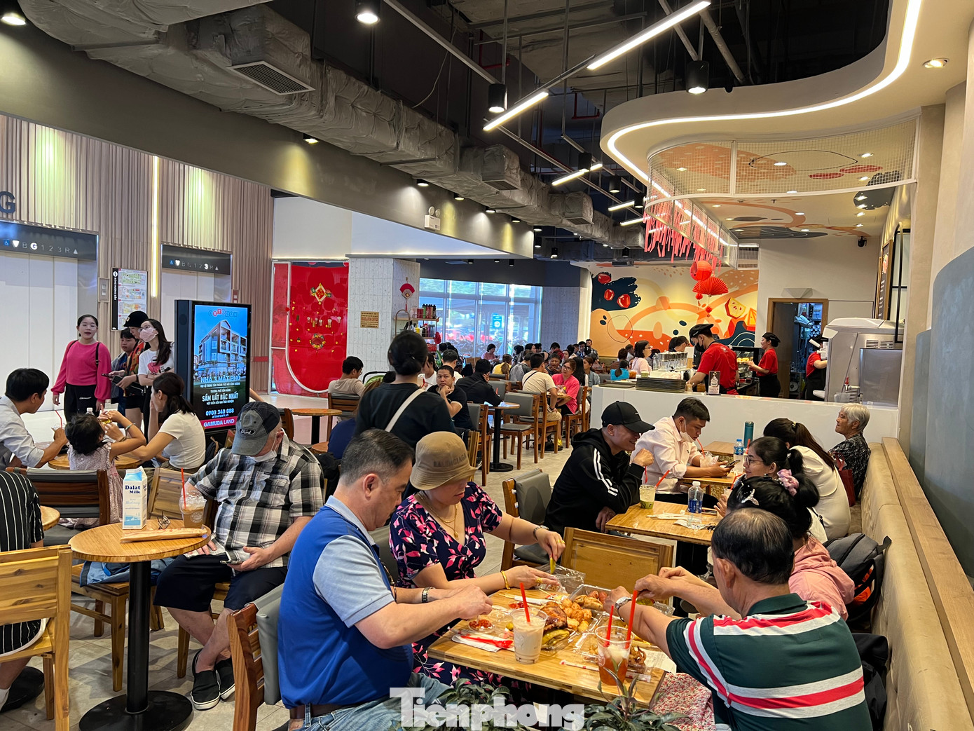 Một tiệm thức ăn nhanh cũng không còn chỗ trống. Đa số các tiệm đều không tăng giá thức ăn, không phụ thu ngày Tết nên khách hàng rất hài lòng.