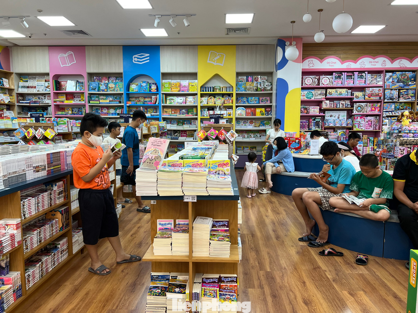 Trong khi đó, nhiều bạn nhỏ say sưa đọc sách trong siêu thị khi được đi chơi Tết cùng gia đình