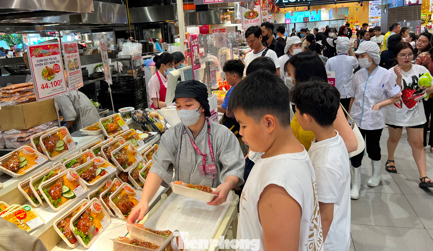 Trưa 12/2 (mùng 3 Tết), nhiều hàng ăn, gian hàng tự phục vụ tại các trung tâm thương mại lớn như Aeon, Vạn Hạnh Mall, Emart... nhộn nhịp khách vào ăn trưa. Theo quan sát của phóng viên, giá cả các món ăn tại trung tâm thương mại giữ nguyên như ngày thường, chẳng hạn như sushi 10.000 đồng/cái, cá hồi sashimi 55.000 - 60.000 đồng/hộp, bún chả giò, bánh hỏi thịt nướng từ 35.000 đồng/hộp. Ngoài ra, phở, bún bò có giá từ 55.000 đồng/phần...