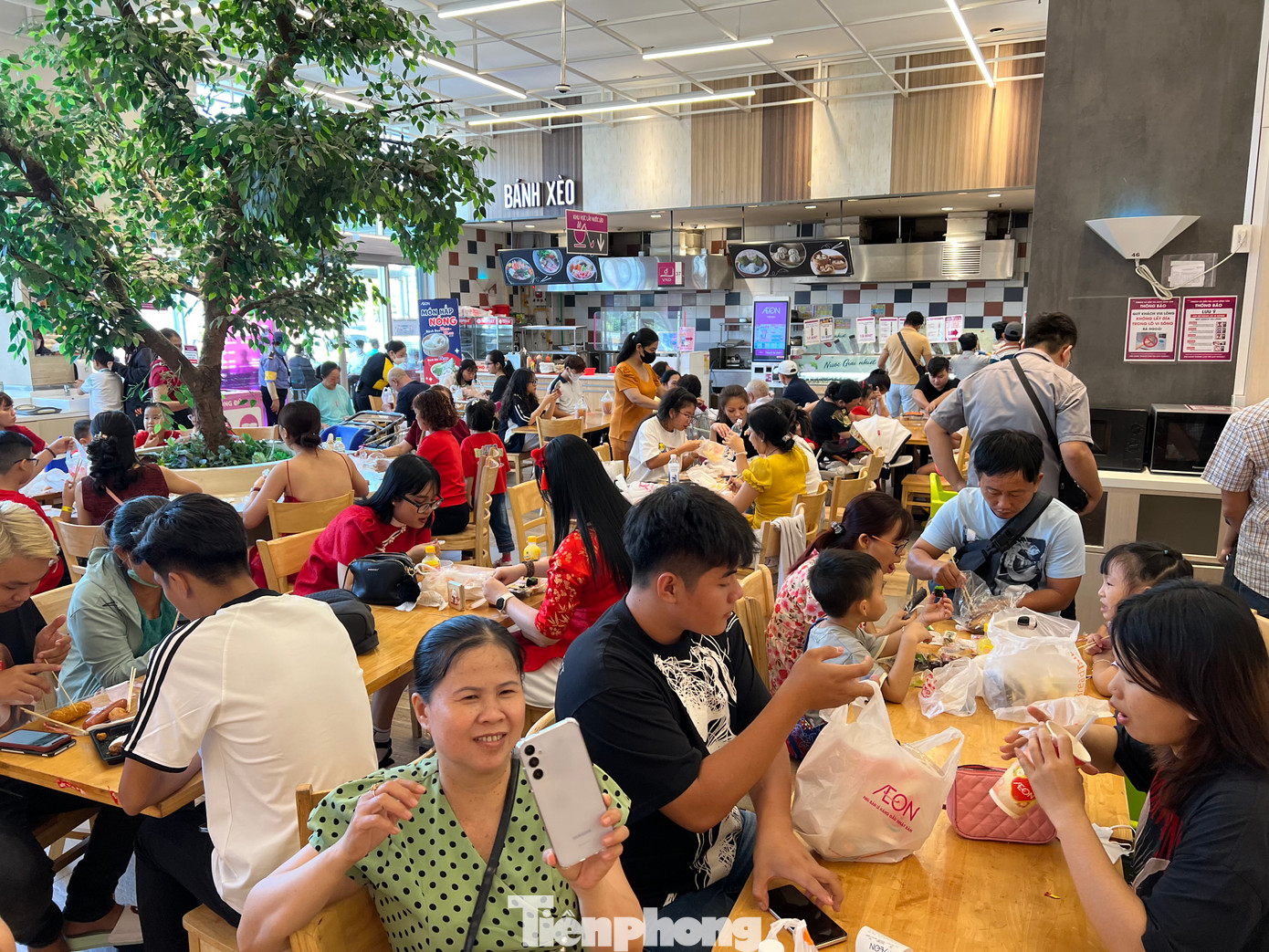 Khu vực ăn uống gần như không còn chỗ trống. "Sau khi chọn món, gia đình chúng tôi tìm bàn và "bày tiệc" ngay tại chỗ, vừa rẻ lại vừa vui, tiết kiệm nhiều hơn khi mình ngồi ở nhà hàng trong trung tâm thương mại có nhân viên phục vụ. Sau khi ăn, tôi sẽ đưa các con xem phim hoặc tham gia các trò chơi theo yêu cầu của bọn trẻ" - anh Nguyễn Văn Bình (quê Long An) nói.