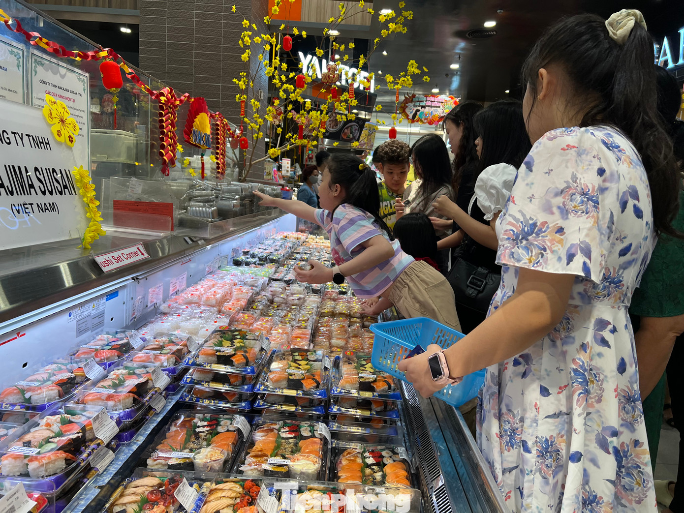 Khu vực quầy thức ăn tự chọn luôn đông đúc khách, nhân viên liên tục bổ sung thực phẩm vào các ô, quầy