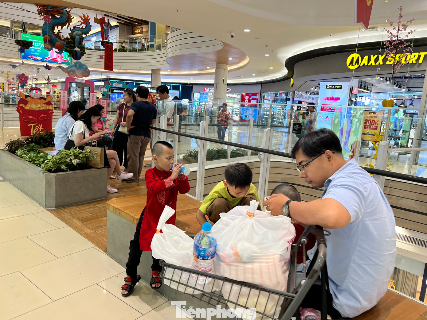 Những ghế ngồi nghỉ chân xung quanh các trung tâm thương mại đều được khách tận dụng để vừa nghỉ ngơi, vừa ăn uống.