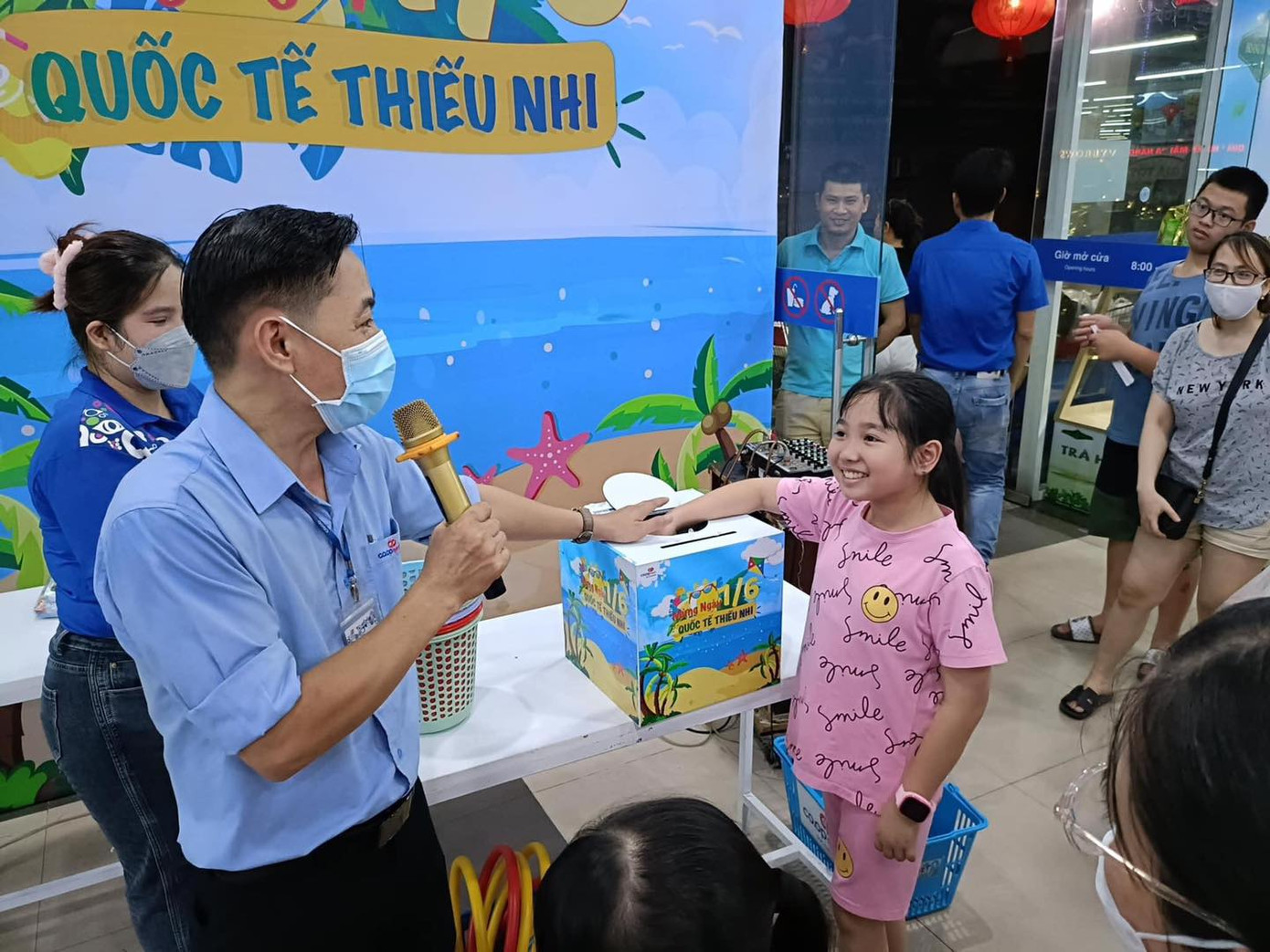 Dịp này, nhiều siêu thị như Coop Mart, Big C, Satra... cũng tung các chương trình khuyến mãi dịp Tết Thiếu nhi 1/6. Các siêu thị đều giảm giá tới 50% nhiều sản phẩm quà tặng dành cho bé như đồ chơi, thời trang... và có nhiều chương trình vui chơi trúng thưởng. Dịp này, nhiều siêu thị như Coop Mart, Big C, Satra... cũng tung các chương trình khuyến mãi dịp Tết Thiếu nhi 1/6. Các siêu thị đều giảm giá tới 50% nhiều sản phẩm quà tặng dành cho bé như đồ chơi, thời trang... và có nhiều chương trình vui chơi trúng thưởng.
