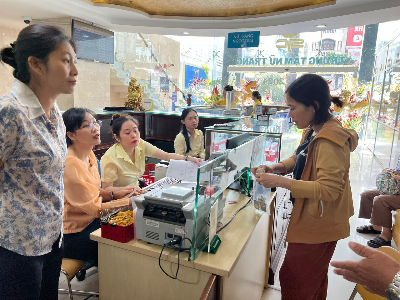 Tuy phải chờ đợi nhưng khách hàng mua được số lượng vàng mong muốn nên họ rất hồ hởi. Chị Thanh (47 tuổi, ngụ quận Tân Bình), cho biết: "Trước đây, muốn mua vàng phải đăng ký online và chỉ được mua tối đa 1 lượng vàng SJC. Hôm nay, cửa hàng bán tối đa cho mỗi người được tới 4 lượng vàng miếng. Vàng còn nhiều nên khách hàng thoải mái mua sắm".