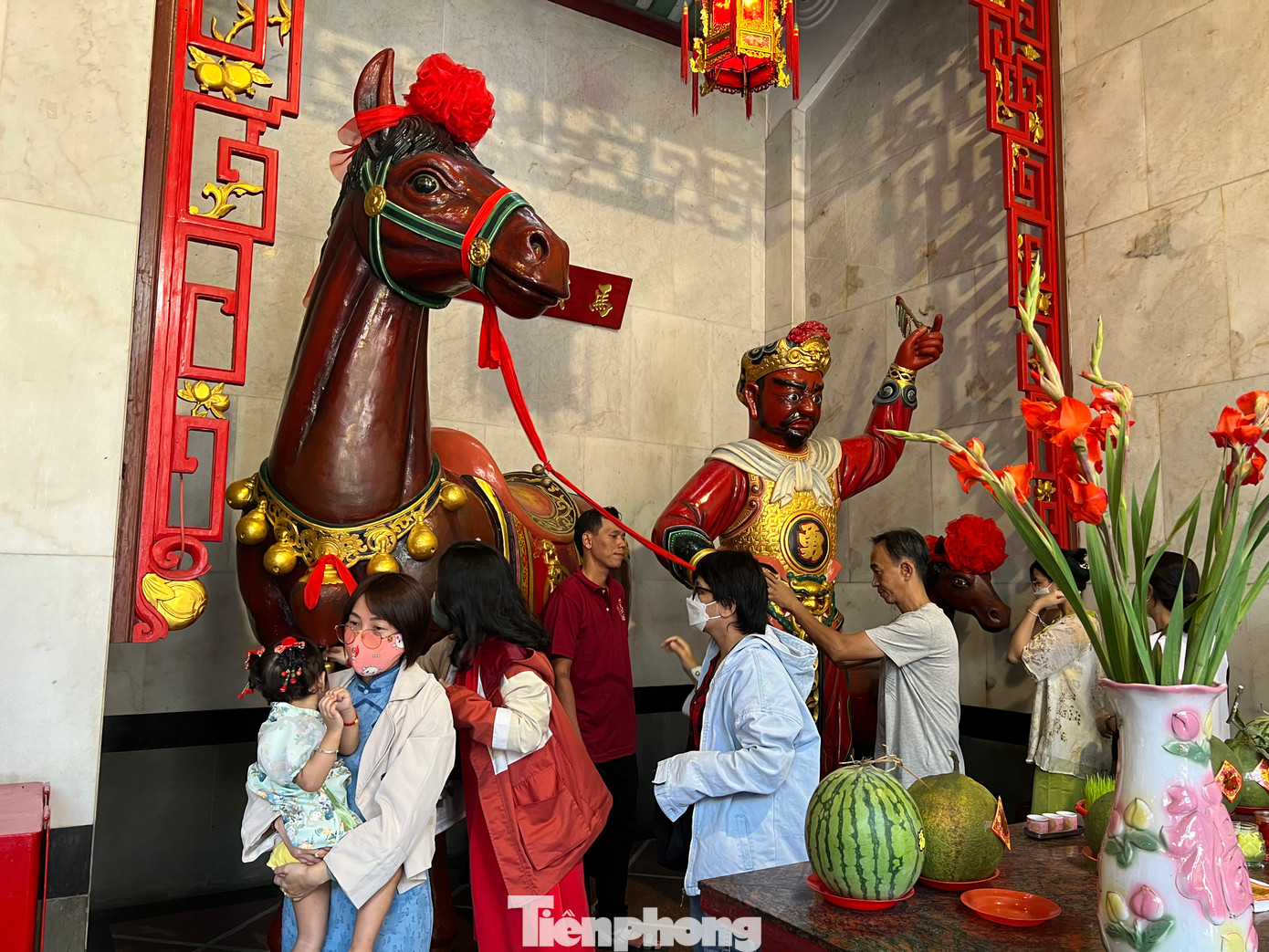 Ngày 10/2 (Mùng 1 Tết), tại đa số các chùa, đình, miếu ở TPHCM đều chật kín người đến thắp hương, cầu may mắn, tài lộc trong những ngày đầu năm mới. Tại Hội quán Nghĩa An, còn gọi là chùa Ông hay miếu Quan Đế (số 678 Nguyễn Trãi, quận 5) rất đông người đến thắp hương. Vị thần được thờ chính trong miếu là Quan Công (hay Quan Vũ), đây là một nhân vật thời Tam Quốc mà đối với người Hoa, ông là người tài đức vẹn toàn.