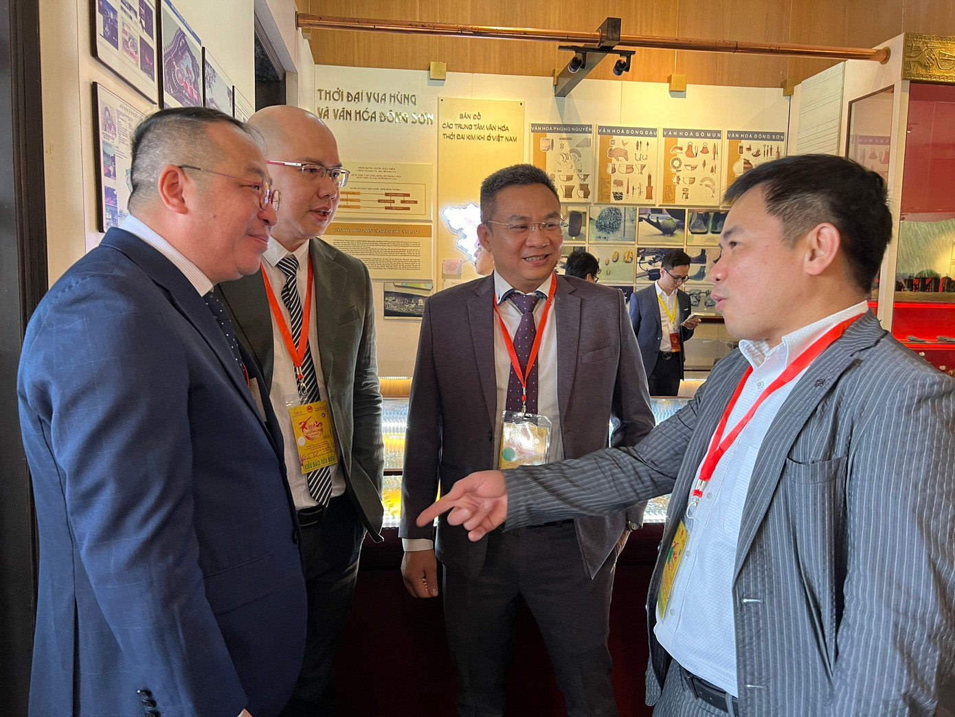 Ông Nguyễn Ngọc Luận (thứ 2 từ phải qua) cho biết, TPHCM đang có nhiều chính sách hỗ trợ rất tốt cho kiều bào và các doanh nghiệp đầu tư vào TPHCM Ông Nguyễn Ngọc Luận (thứ 2 từ phải qua) cho biết, TPHCM đang có nhiều chính sách hỗ trợ rất tốt cho kiều bào và các doanh nghiệp đầu tư vào TPHCM