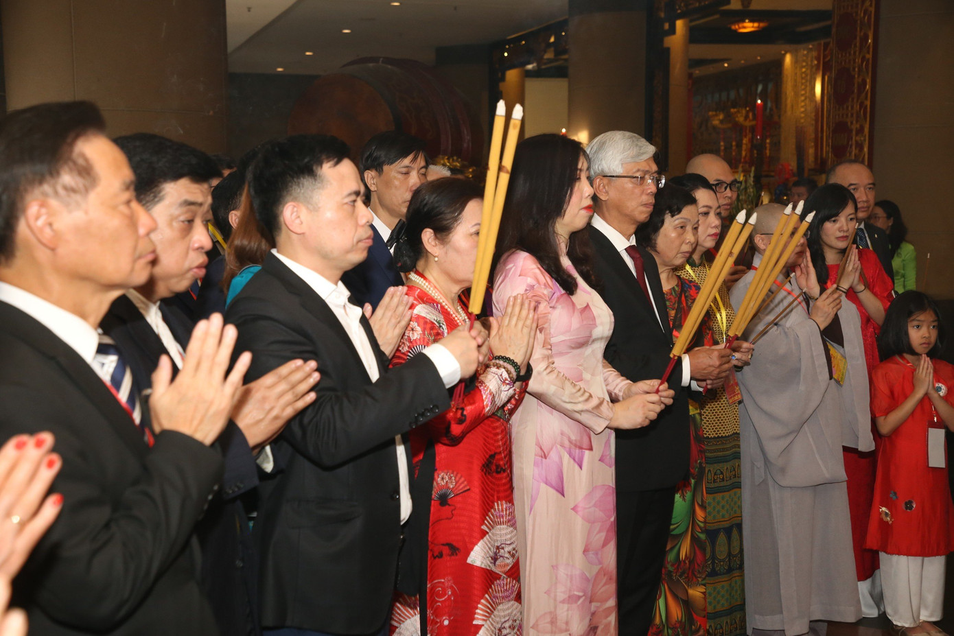 Kiều bào dâng hương tưởng niệm các vua Hùng Kiều bào dâng hương tưởng niệm các vua Hùng