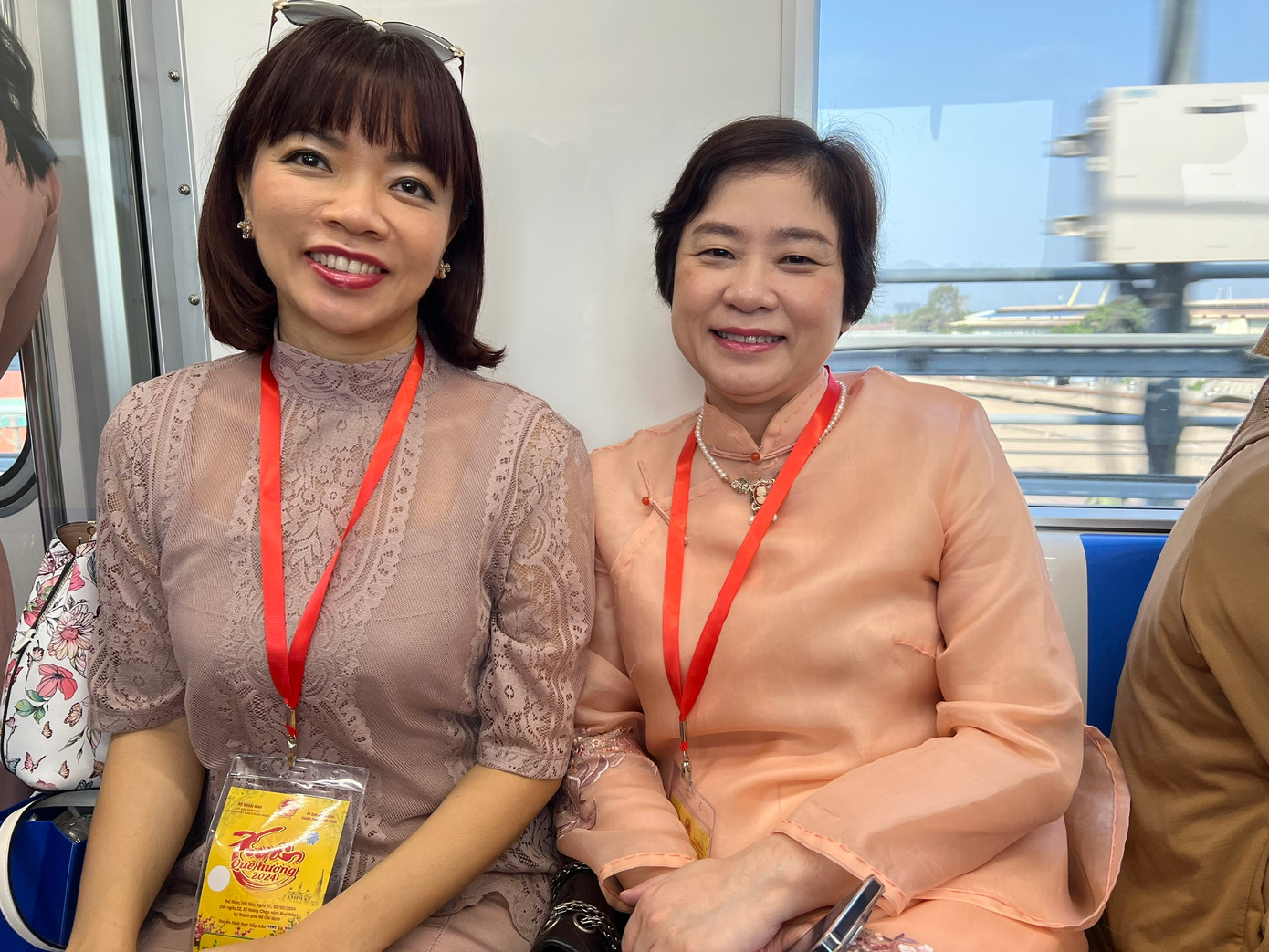 Bà Trần Tuệ Tri (bìa phải) và bà Lê Võ Phương Nga vui mừng trước sự đổi thay của TPHCM Bà Trần Tuệ Tri (bìa phải) và bà Lê Võ Phương Nga vui mừng trước sự đổi thay của TPHCM