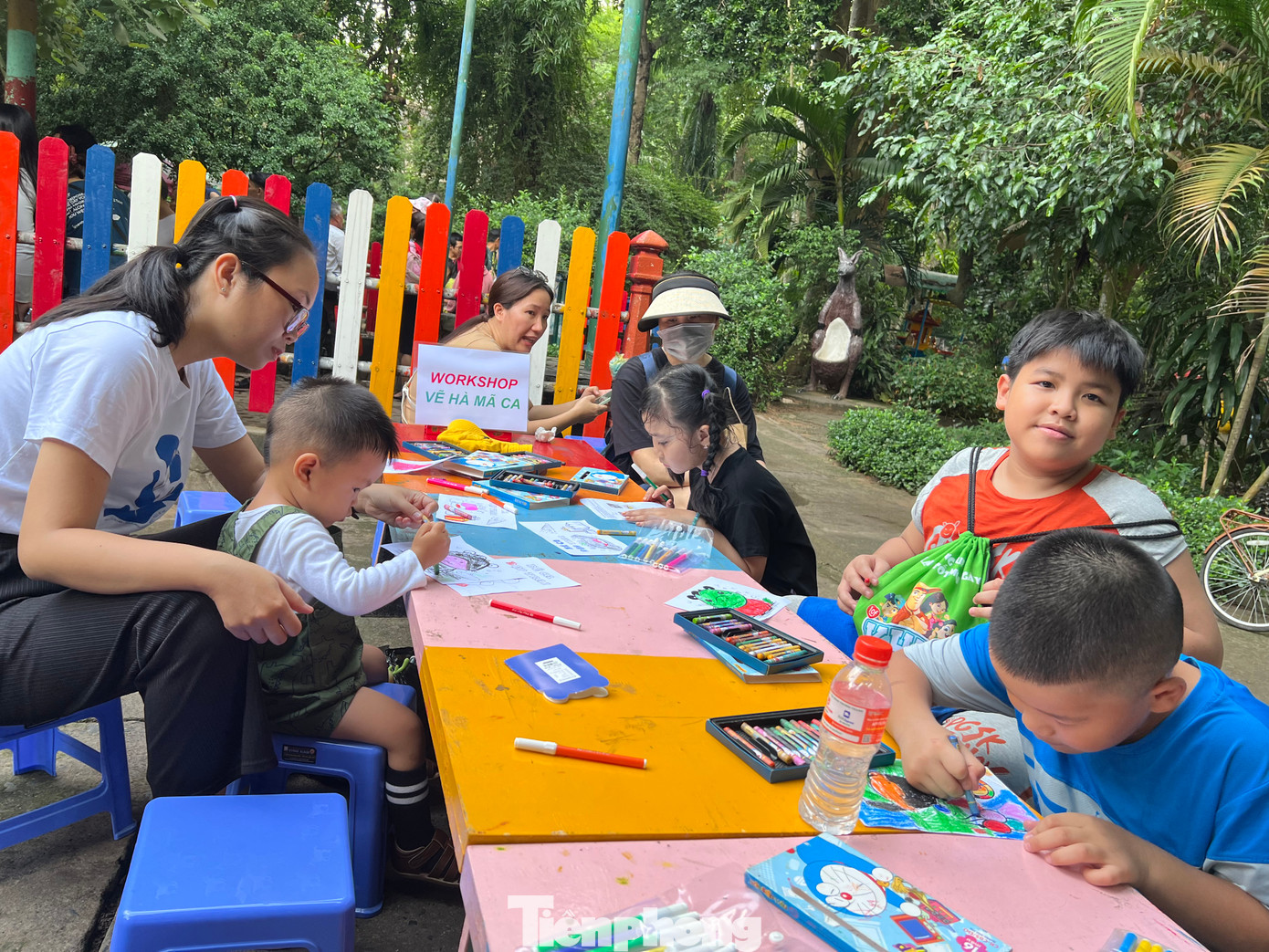 Các bé trổ tài vẽ tranh về bạn hà mã Ca