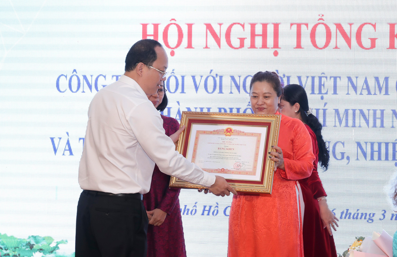 Phó Bí thư Thường trực Thành uỷ TPHCM Nguyễn Hồ Hải trao bằng khen của Thủ tướng cho tập thể thuộc UBVNVNONN TPHCM