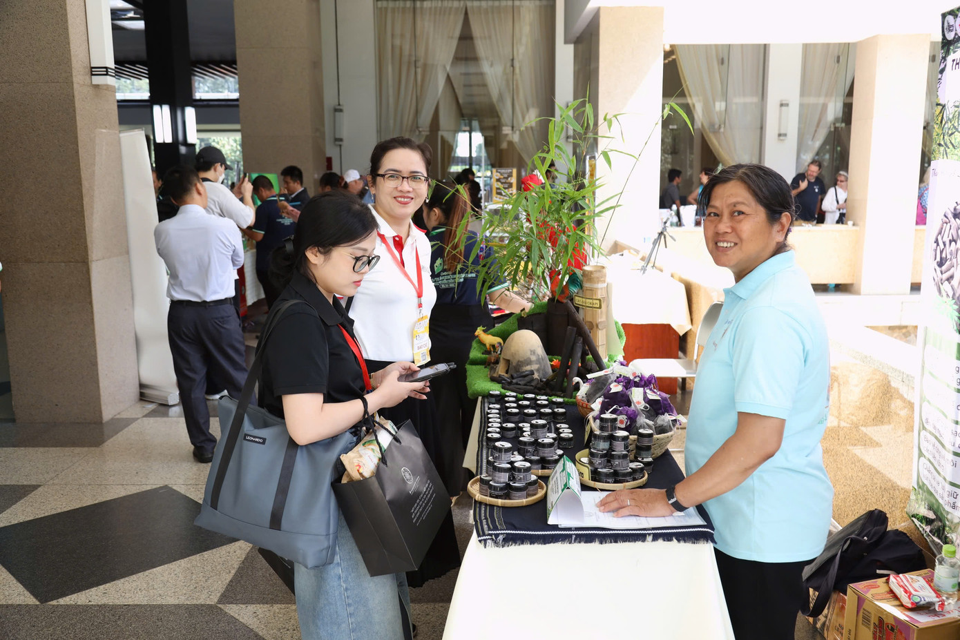 Dự án Than hoạt tính Chapi của nhóm anh Thông Long (dân tộc Raglay ở Bình Thuận) đạt giải nhì bảng A.