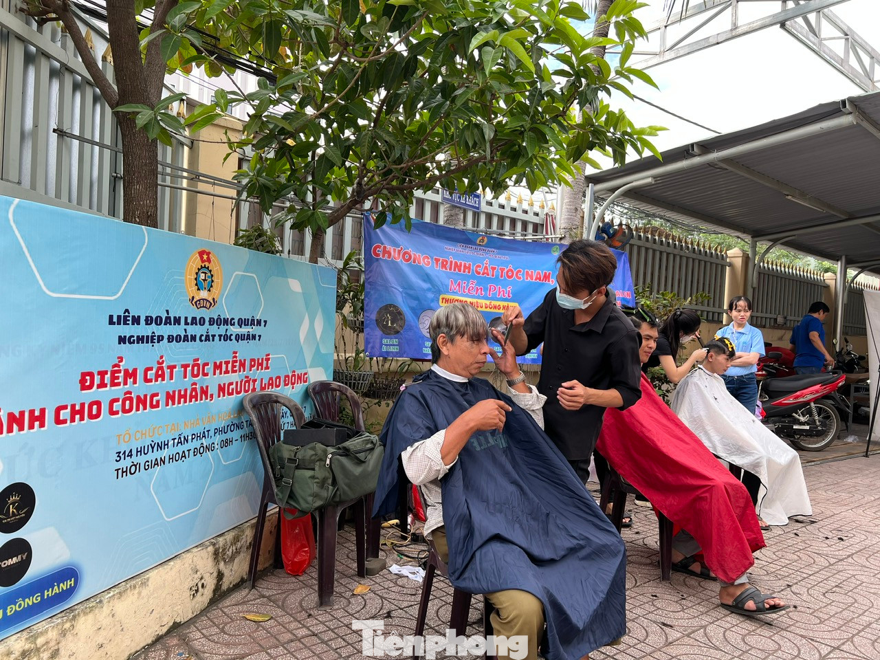 Công nhân được cắt tóc miễn phí