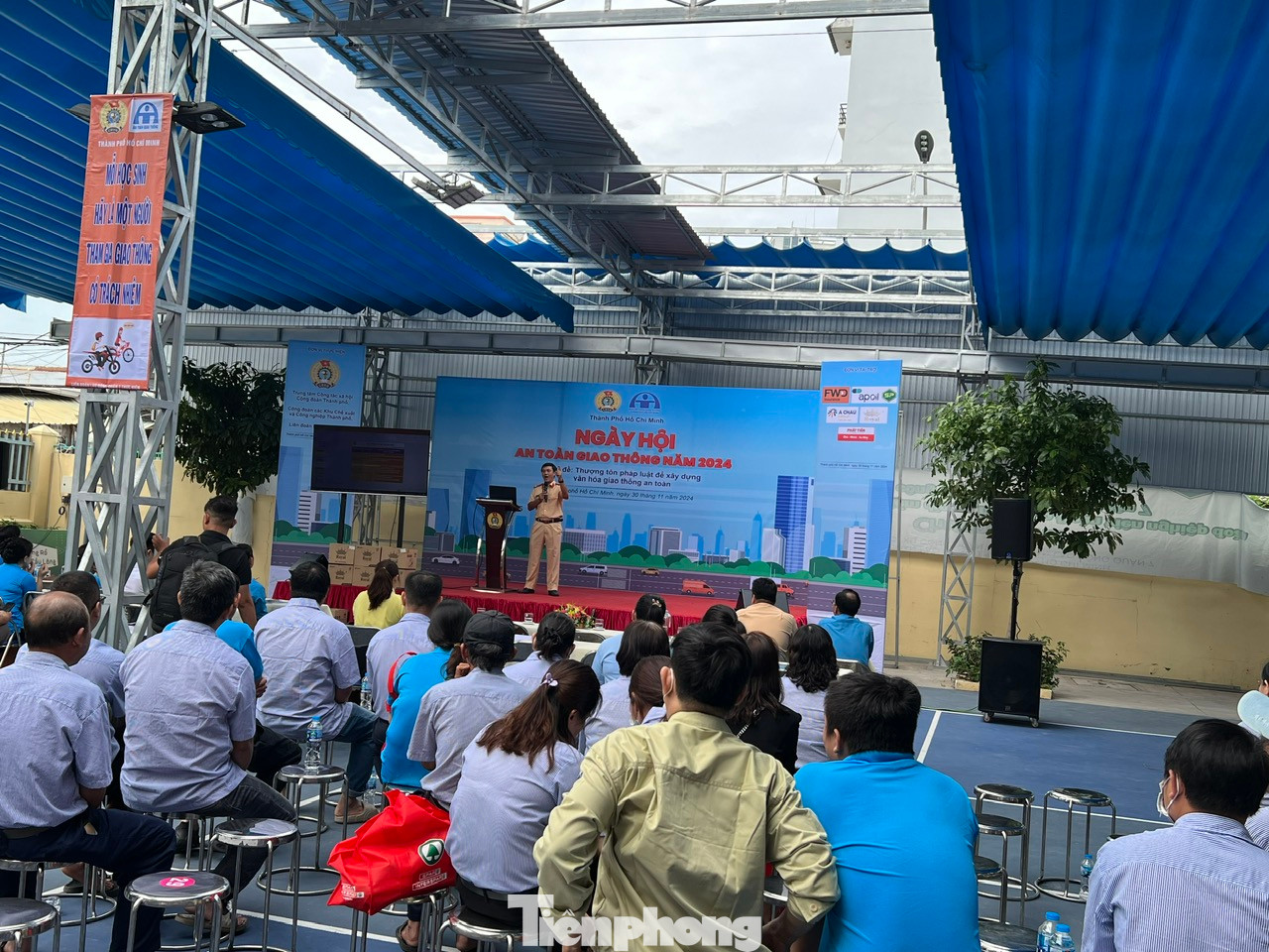 Công nhân được tuyên truyền về Luật an toàn giao thông