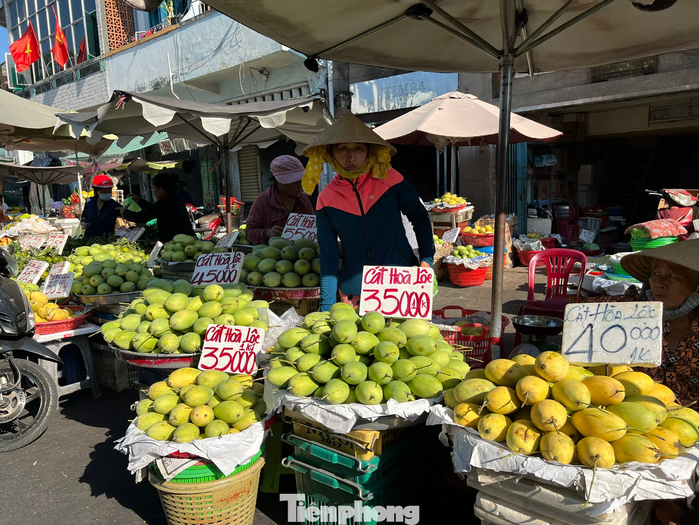 Xoài cát cũng chỉ từ 35.000 đồng/kg. "Chỉ trừ ngày rằm, trái cây có nhích lên chút đỉnh, còn lại đều khá rẻ. Tuy nhiên lượng khách mua không được nhiều như trước" - tiểu thương kinh doanh trái cây trên đường Lê Quang Sung (quận 5) nói.