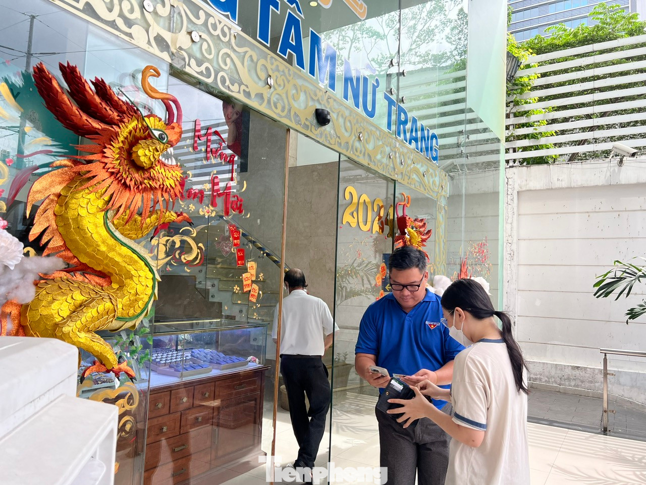 Khách được kiểm tra thông tin, cung cấp căn cước công dân trước khi vào mua vàng. Khách được kiểm tra thông tin, cung cấp căn cước công dân trước khi vào mua vàng.