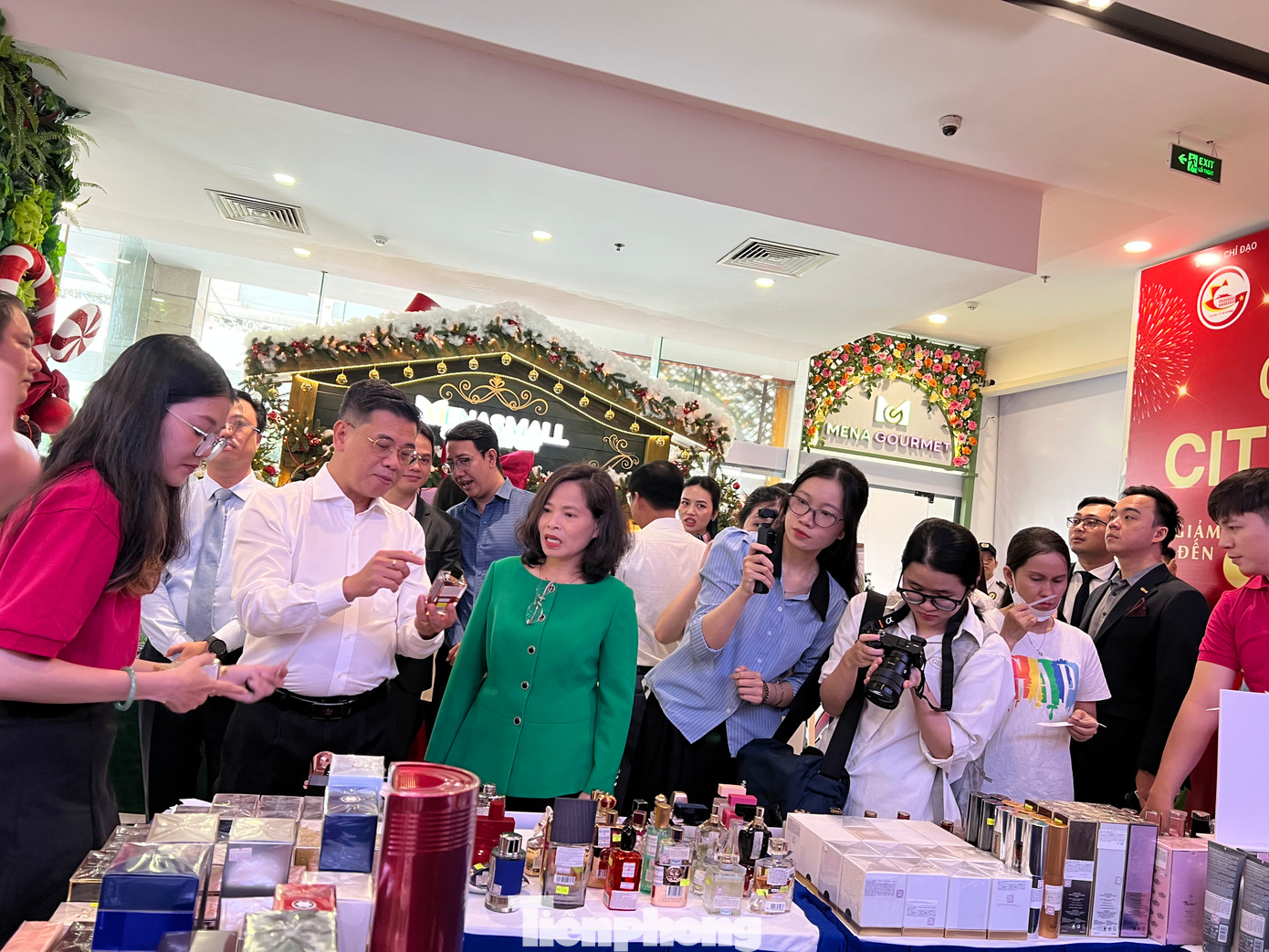 Bên cạnh đó, khách hàng còn được tặng phiếu mua sắm và sẽ trừ trực tiếp vào hóa đơn hàng mua hàng.