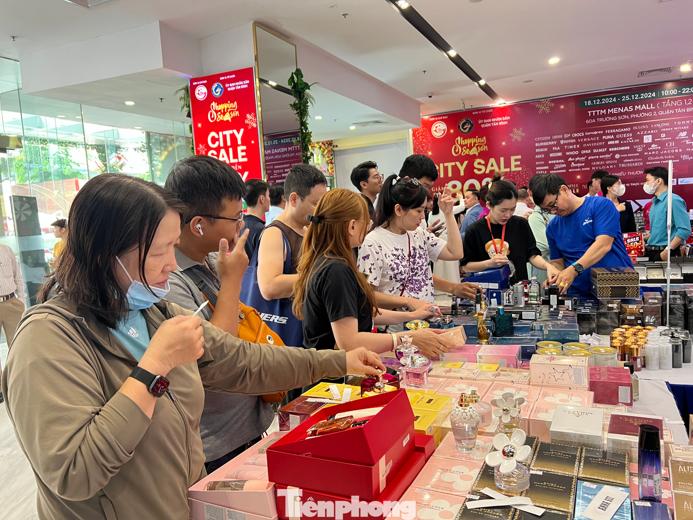 Ghi nhận tại các TTTM tham gia chương trình khuyến mại hàng hiệu của Sở Công thương TPHCM, hàng triệu món hàng hiệu cao cấp từ đồng hồ, nước hoa, mỹ phẩm, đến giày, túi, quần áo, vali… đều giảm giá lên tới 80%, nhiều sản phẩm sau giảm giá chỉ còn chưa tới 200.000 đồng/món.