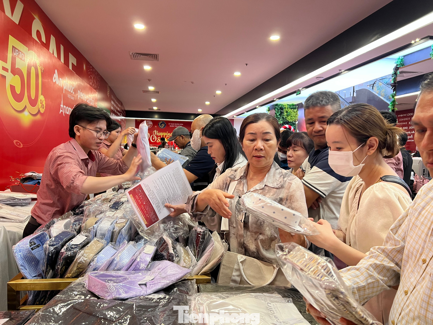 Dịp này, Ban tổ chức còn mời người nổi tiếng, người có ảnh hưởng trên mạng xã hội đến livestream (phát trực tiếp) xuyên suốt 14 ngày sự kiện. Khách hàng 63 tỉnh, thành còn được tham gia “săn sale” hàng hiệu chính hãng thông qua các phiên live liên tiếp diễn ra.