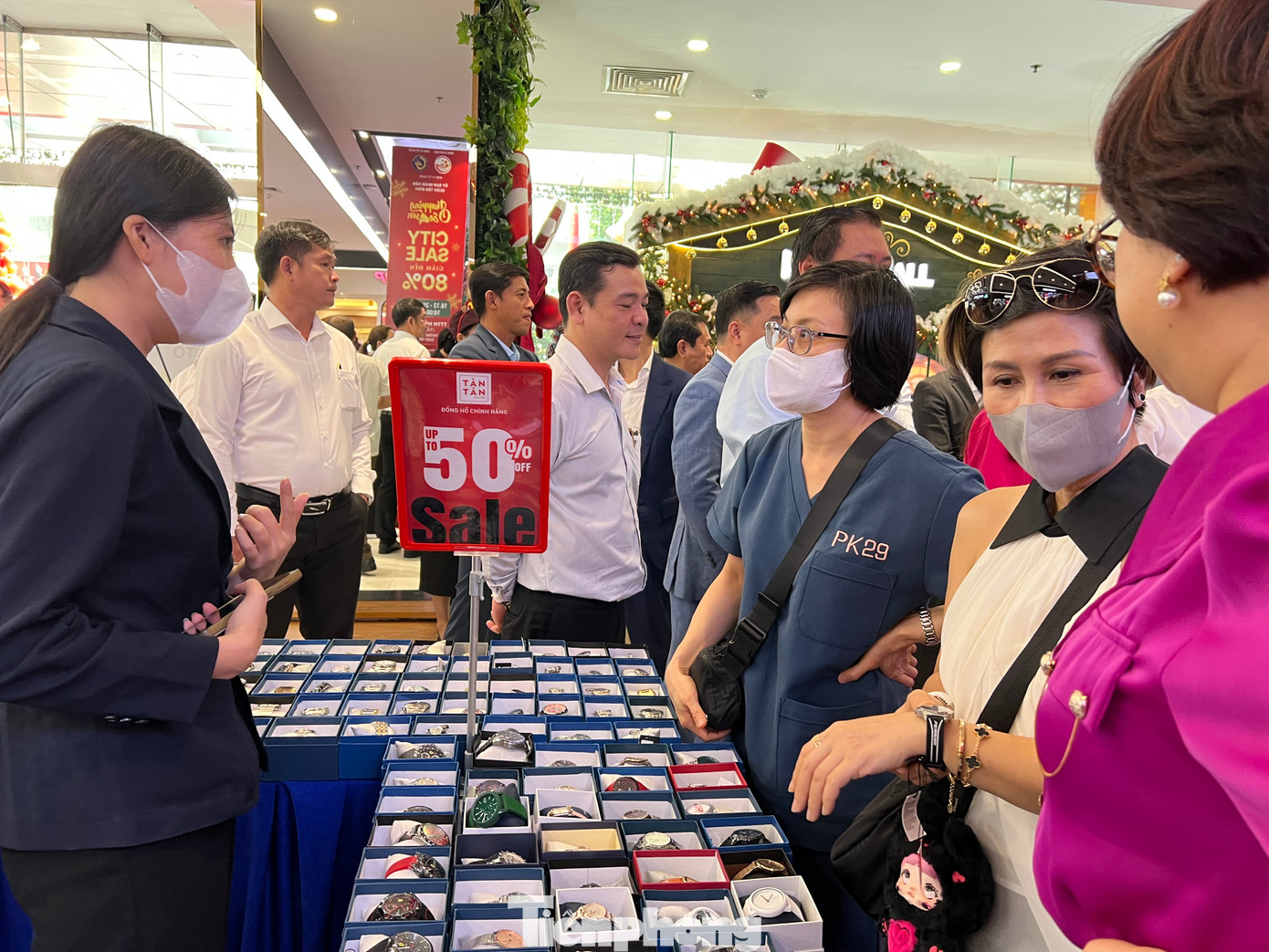 Chương trình khuyến mãi hàng hiệu kéo dài đến ngày 1/1/2025 tại nhiều trung tâm thương mại ở TPHCM như Union Square (quận 1), Menas (quận Tân Bình), Gigamall (Thủ Đức), Vincom Đồng Khởi (quận 1), SC VivoCity (quận 7).