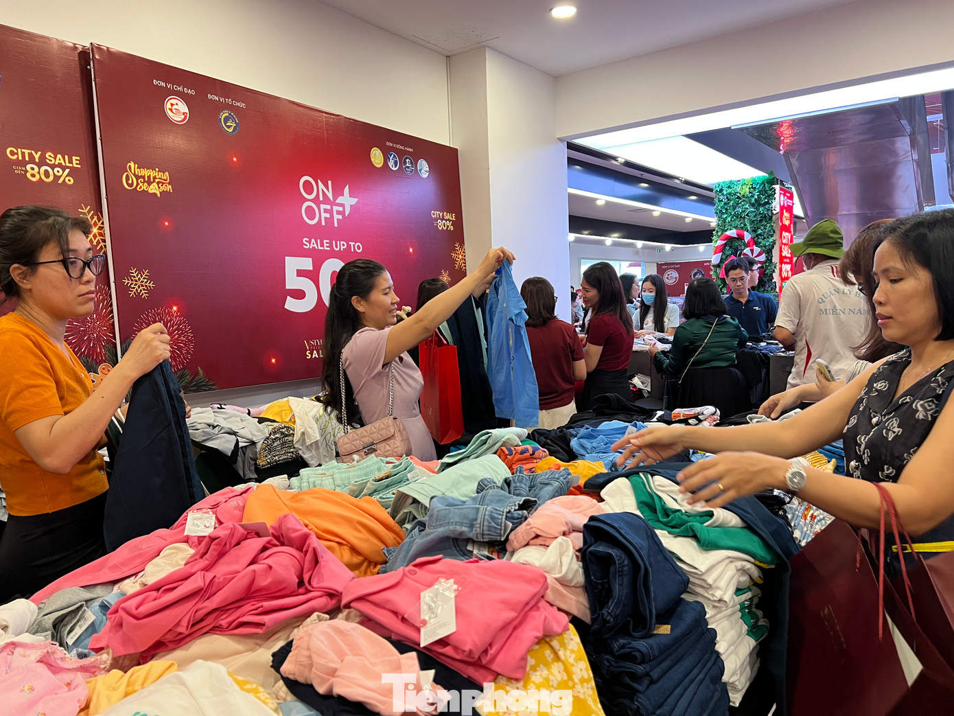 Ngày 18/12, Sở Công thương TPHCM đã khai mạc sự kiện khuyến mại hàng hiệu - City Sale mùa 2 năm 2024. Tại Trung tâm thương mại (TTTM) Menas (quận Tân Bình), nhiều khách đã có mặt từ khi chương trình khuyến mại chưa mở cửa.