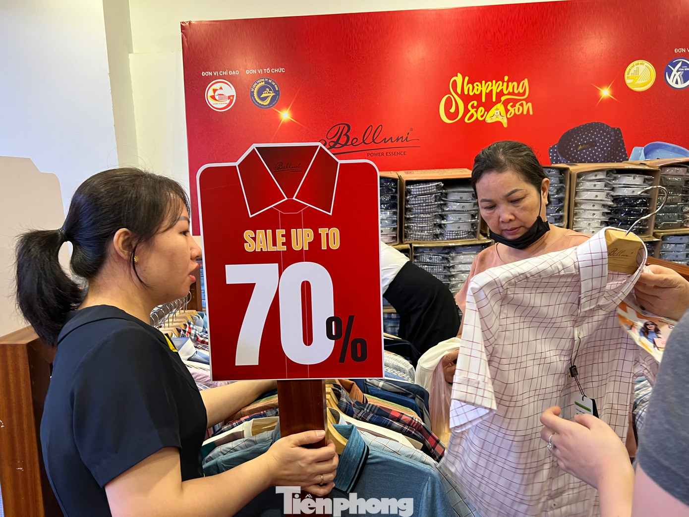 Chị Nguyễn Thị Trang (37 tuổi, ngụ quận Gò Vấp) dạo qua một vòng các thương hiệu và nhanh chóng chọn mua cho gia đình nhiều món hàng ưng ý như giày thể thao, áo sơ mi, kem chống nắng… “Mua hàng được giảm giá 50%, quét ứng dụng còn được giảm thêm 20% nữa nên tôi thỏa thích mua sắm mà không lo về giá. Hôm nay tôi mua rất nhiều hàng nhưng tổng giá chỉ còn 3 triệu đồng. Nhờ chương trình này giúp mình tiết kiệm được khá nhiều khi mua sắm Tết” – chị Trang cho biết.