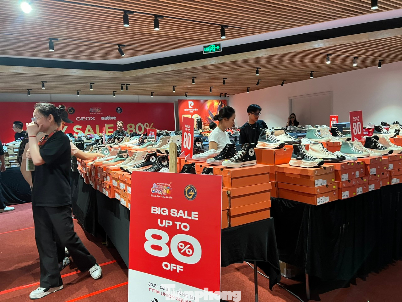 Ông Lê Huỳnh Minh Tú, Phó Giám đốc Sở Công thương TPHCM cho biết, năm nay sự kiện khuyến mãi hàng hiệu được tổ chức quy mô lớn, với sự tham gia của hơn 500 thương hiệu nổi tiếng trong nước và thế giới… như Tập đoàn bán lẻ ACFC, Calvin Klein, Cotton On, Nike, Gap, Mango, Old Navy, OV, Gucci, Burberry, Moschino, Lacoste, Adidas, L’Oreal, Yves Rocher…