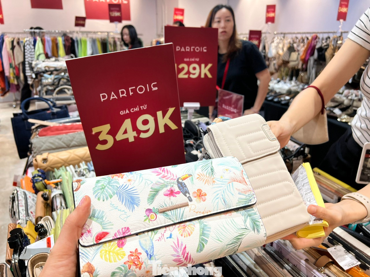 Túi ví hàng hiệu có giá giảm còn 349.000 đồng, khách hàng thỏa thuê lựa chọn để đi chơi lễ 2/9