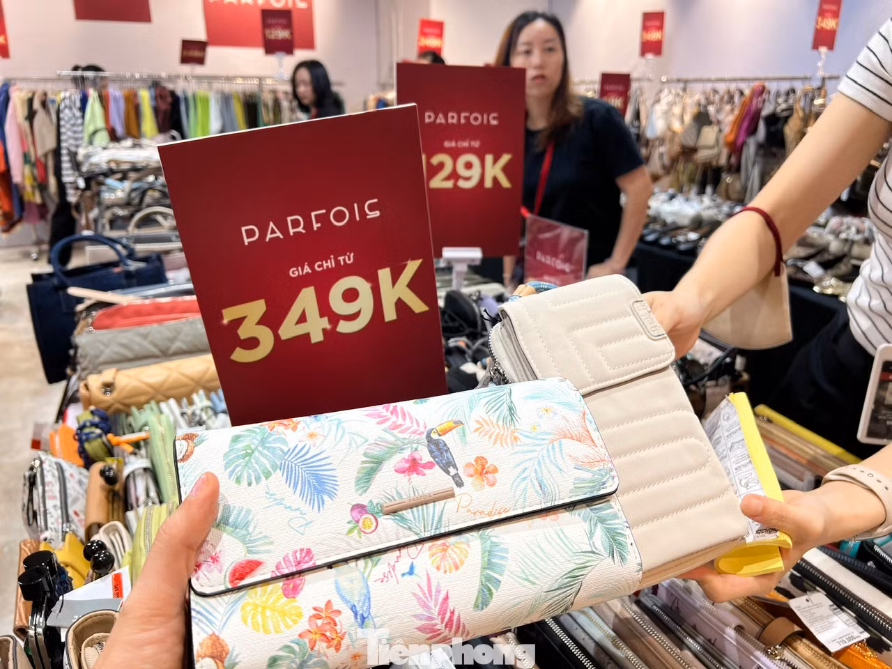 Túi ví hàng hiệu có giá giảm còn 349.000 đồng, khách hàng thỏa thuê lựa chọn để đi chơi lễ 2/9