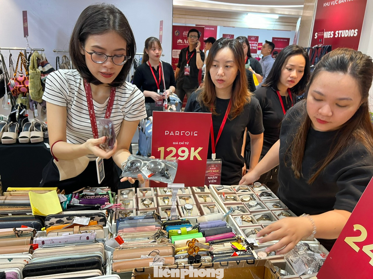 Từ quận Phú Nhuận (TPHCM), chị Nguyễn Thị Lan (28 tuổi) tranh thủ giờ nghỉ trưa đã cùng bạn bè đến chọn mua quần áo, giày dép… “Năm ngoái tôi đã mua được hàng hiệu khuyến mãi do TPHCM tổ chức nên rất ưng ý. Tuy nhiên do đi vào ngày cuối của chương trình nên nhiều sản phẩm mình thích đã hết size, hết hàng. Năm nay rút kinh nghiệm, tôi đi ngay trong ngày đầu tiên để lựa chọn nhiều mặt hàng hơn” – chị Lan nói.