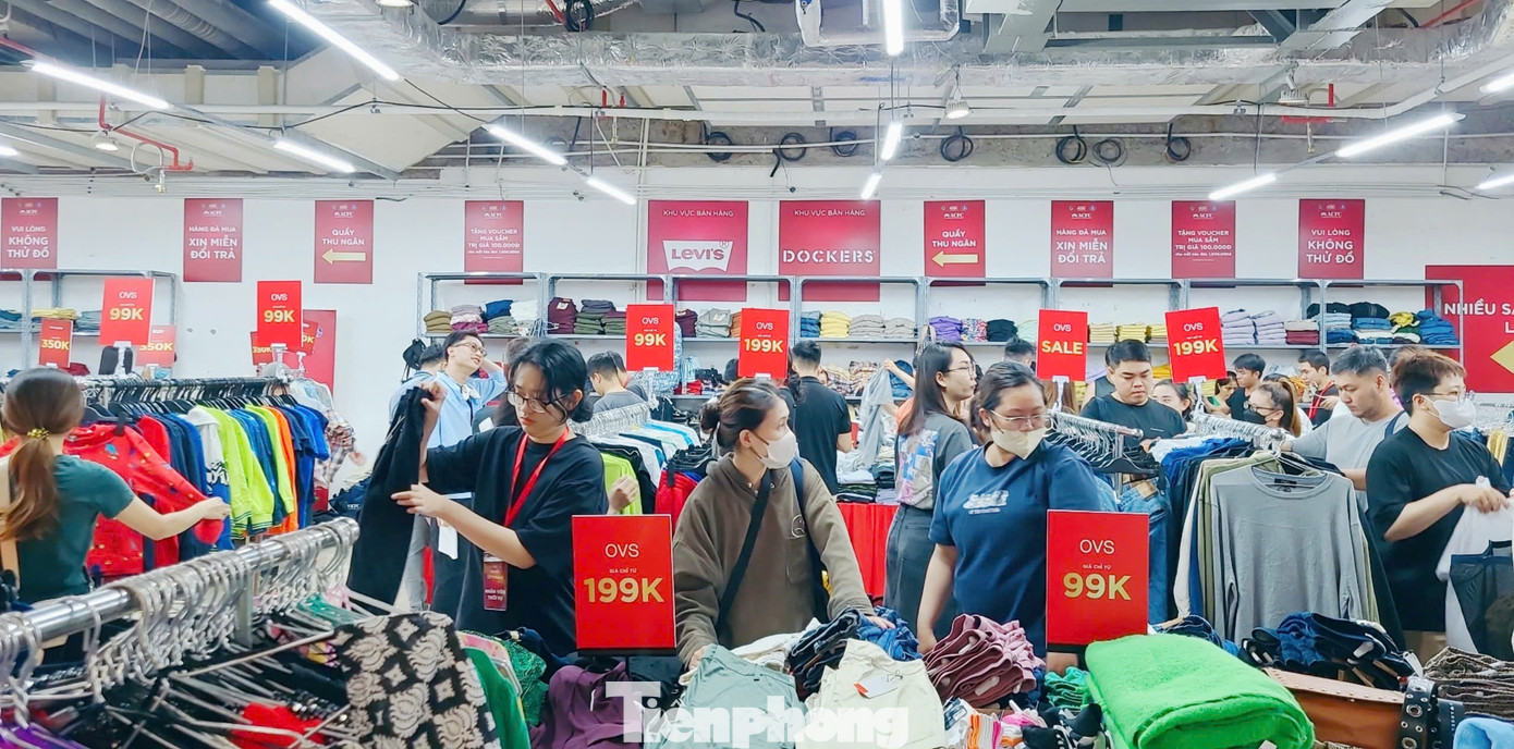 Ngoài sự liên minh của hàng trăm thương hiệu trong chiến dịch kích cầu mạnh mẽ với mức giảm giá lên đến 80% trên hàng triệu món hàng hiệu từ nhiều ngành hàng (mỹ phẩm, nước hoa, thời trang, đồng hồ, túi ví, giày công sở, giày thể thao, vali, sản phẩm chăm sóc sức khỏe và nhà cửa,...), nhiều thương hiệu lớn còn đưa vào City Sale 2024 hàng tỷ đồng voucher cashback không điều kiện và hàng ngàn quà tặng hấp dẫn dành tặng người tiêu dùng – ông Tú nói thêm.