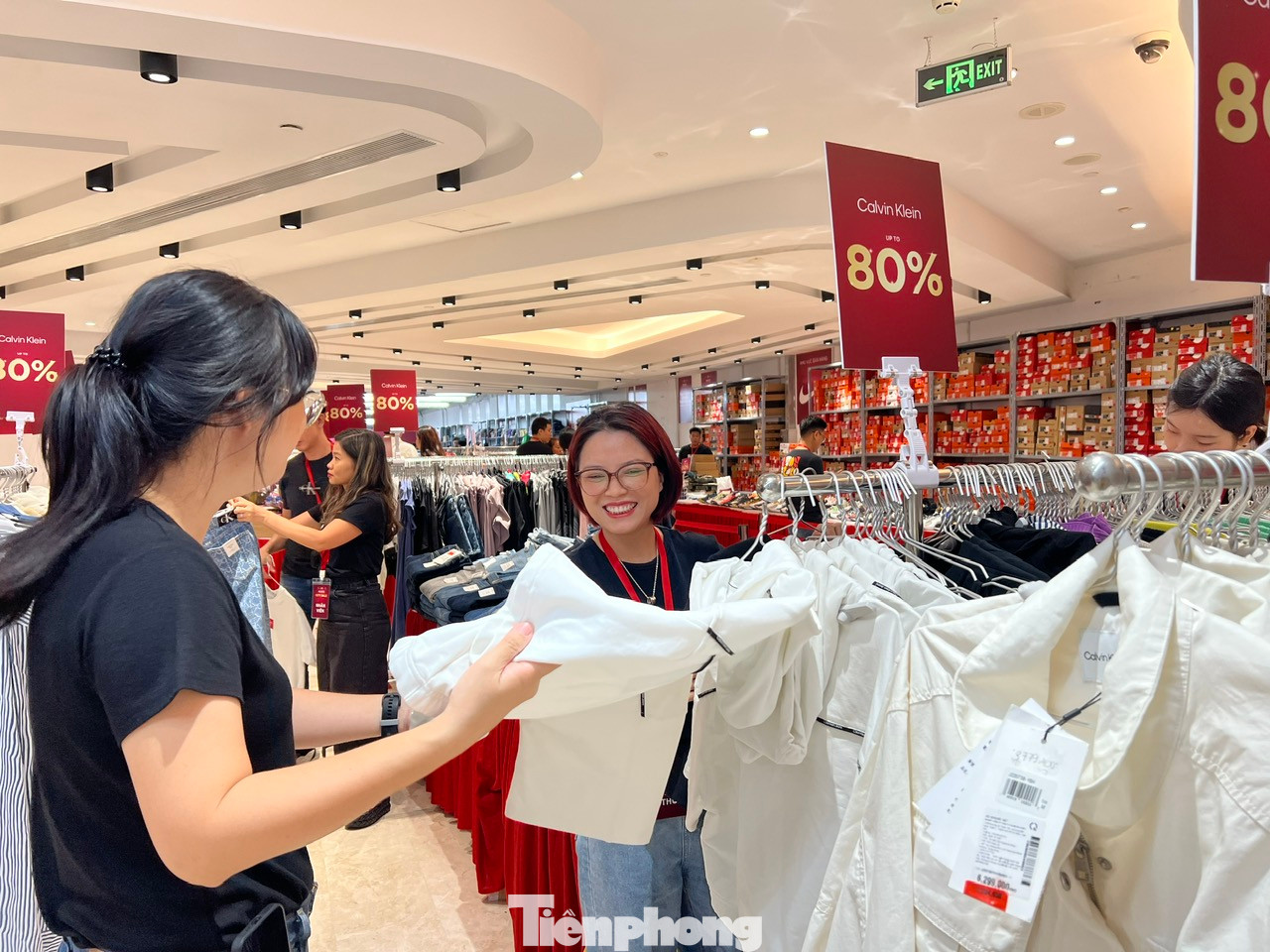 Trưa ngày 30/8, tại Trung tâm thương mại Union Square (quận 1), cả trăm khách hàng tấp nập đến đây săn hàng hiệu khuyến mãi thuộc chương trình City Sale do Sở Công thương TPHCM tổ chức.