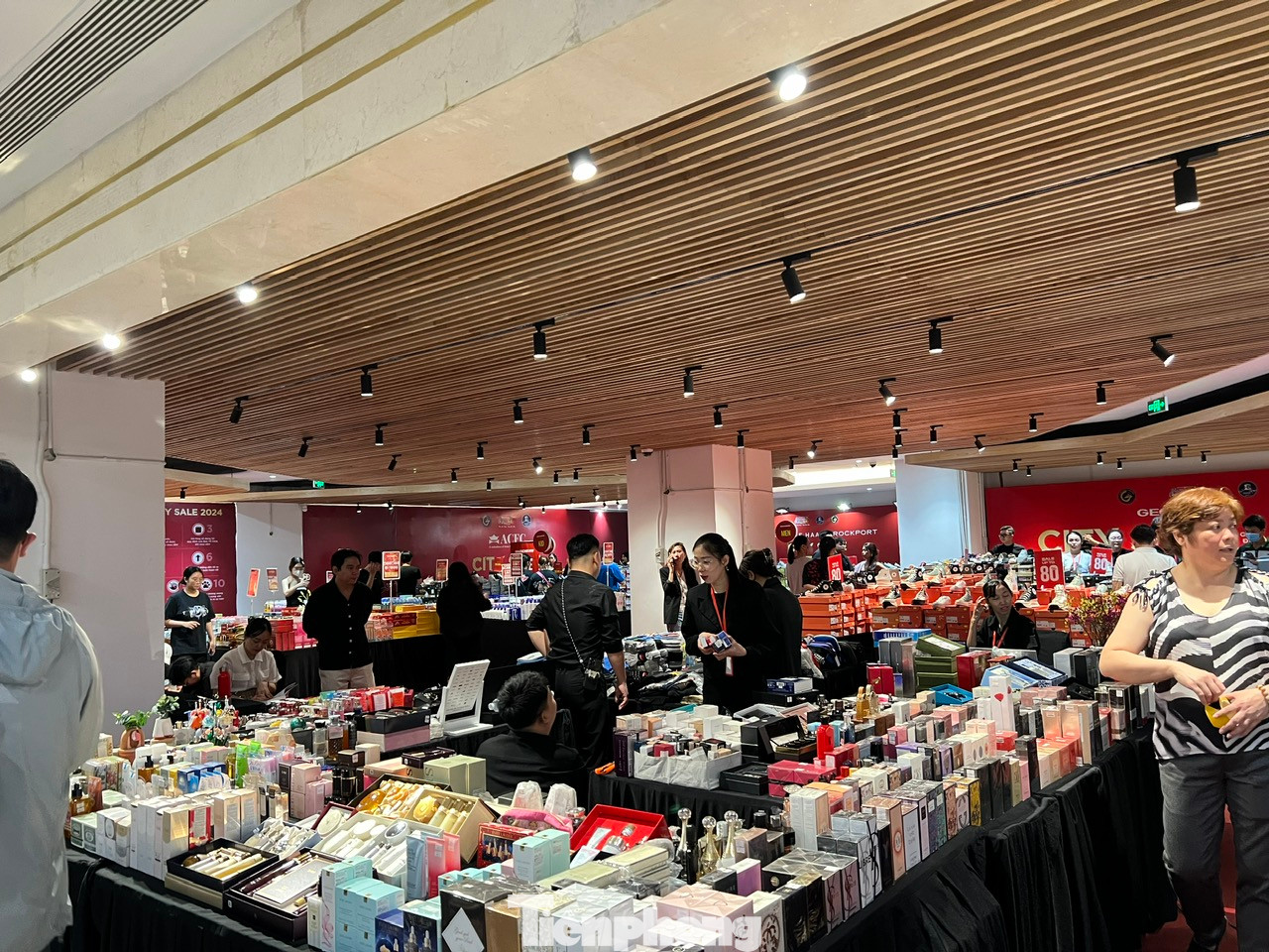 Cũng theo Sở Công thương TPHCM, chương trình khuyến mãi hàng hiệu kéo dài đến ngày 8/9 tại 3 địa điểm tổ chức khuyến mãi hàng hiệu tại Trung tâm thương mại Union Square (quận 1), Trung tâm thương mại SC VivoCity (quận 7), Trung tâm Thông tin Khoa học và Công nghệ khu vực phía Nam (quận 11). Riêng tại địa điểm ở quận 11, hoạt động khuyến mãi chỉ diễn ra đến 3/9.