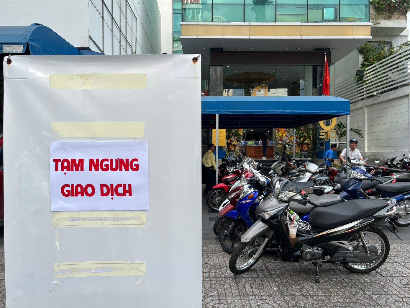 Đến 16h chiều 3/6, Công ty SJC treo biển tạm ngưng giao dịch và hẹn khách đến vào ngày hôm sau. Đến 16h chiều 3/6, Công ty SJC treo biển tạm ngưng giao dịch và hẹn khách đến vào ngày hôm sau.