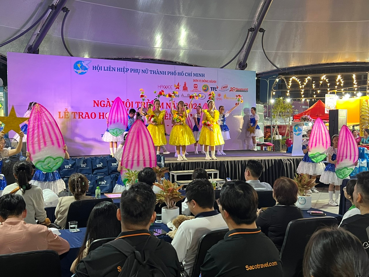 Các em học sinh thưởng thức chương trình văn nghệ...