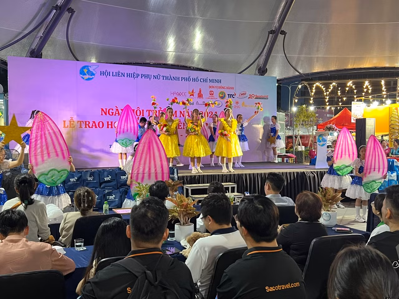 Các em học sinh thưởng thức chương trình văn nghệ...