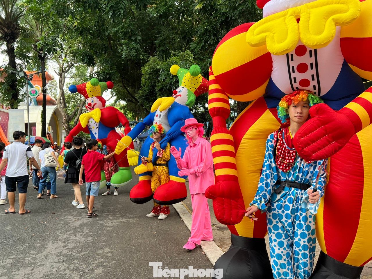 Khu vui chơi này bố trí nhiều khu vui chơi, biểu diễn nghệ thuật nằm rải rác nhiều địa điểm trong công viên, tránh tập trung đông người.
