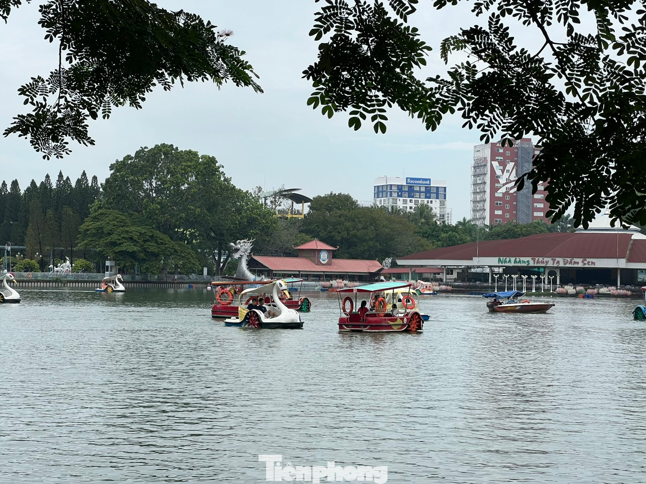 Trời mát mẻ, du khách thảnh thơi dạo chơi quanh hồ.