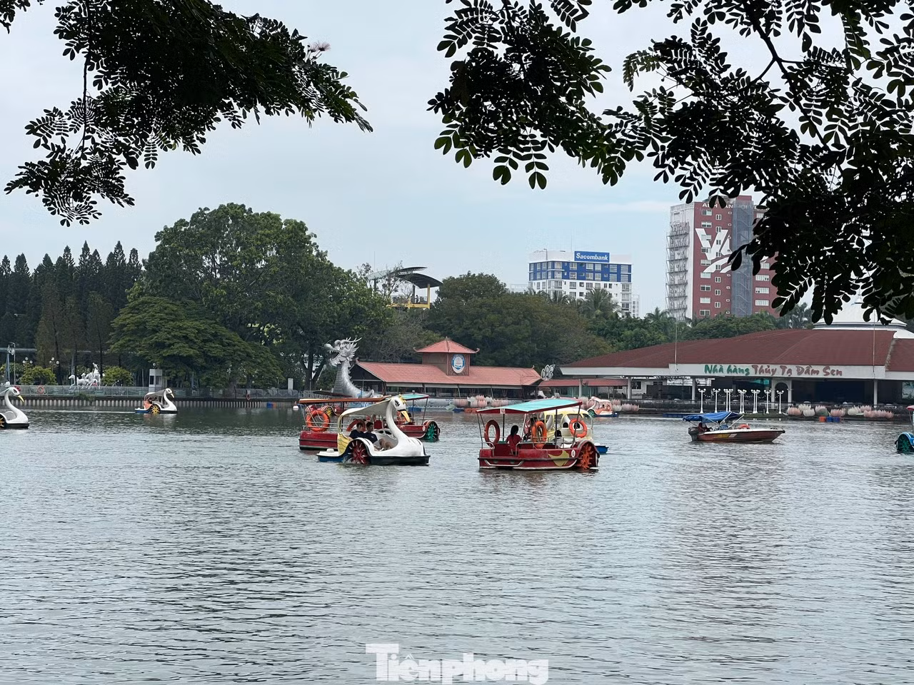 Trời mát mẻ, du khách thảnh thơi dạo chơi quanh hồ.