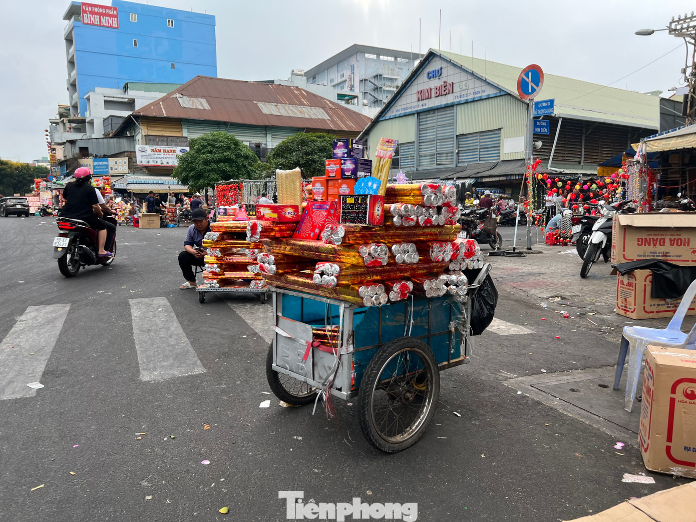Pháo hoa giấy có giá từ 120.000 - 180.000 đồng/lốc 6 cây (tùy kích cỡ)