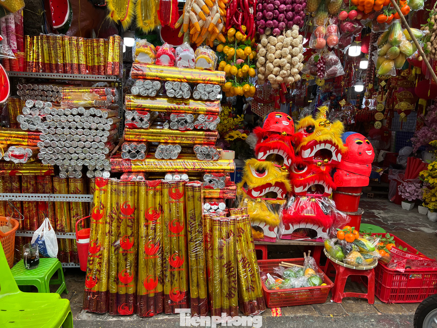 Pháo hoa giấy còn ê hề tại một cửa hiệu kinh doanh đồ trang trí Tết.