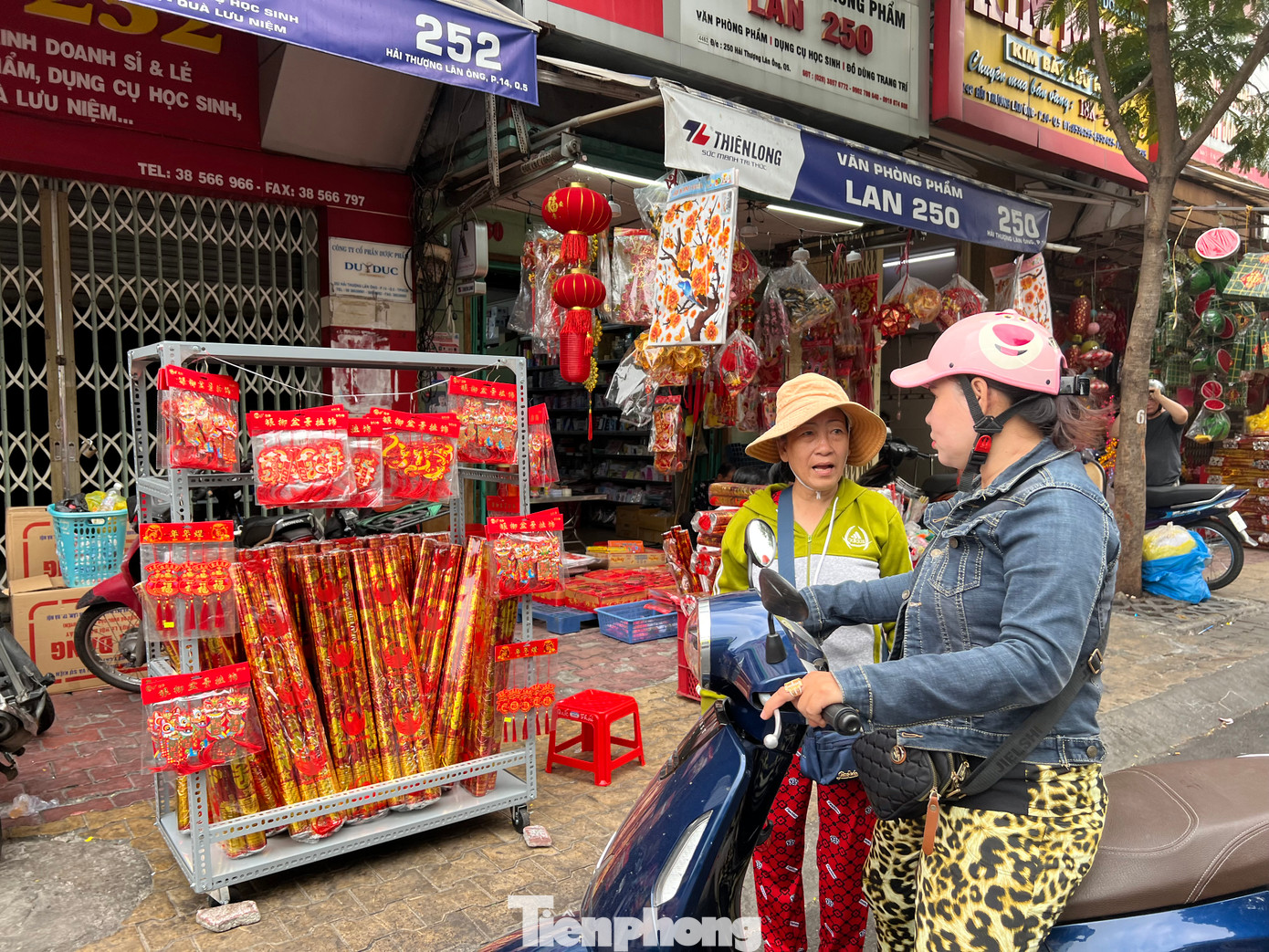 Ngày 9/2 (30 Tết), tuyến đường Hải Thượng Lãn Ông (quận 5) vẫn còn khá nhiều người kinh doanh pháo giấy, đưa hàng ra tận lề đường chờ khách mua.
