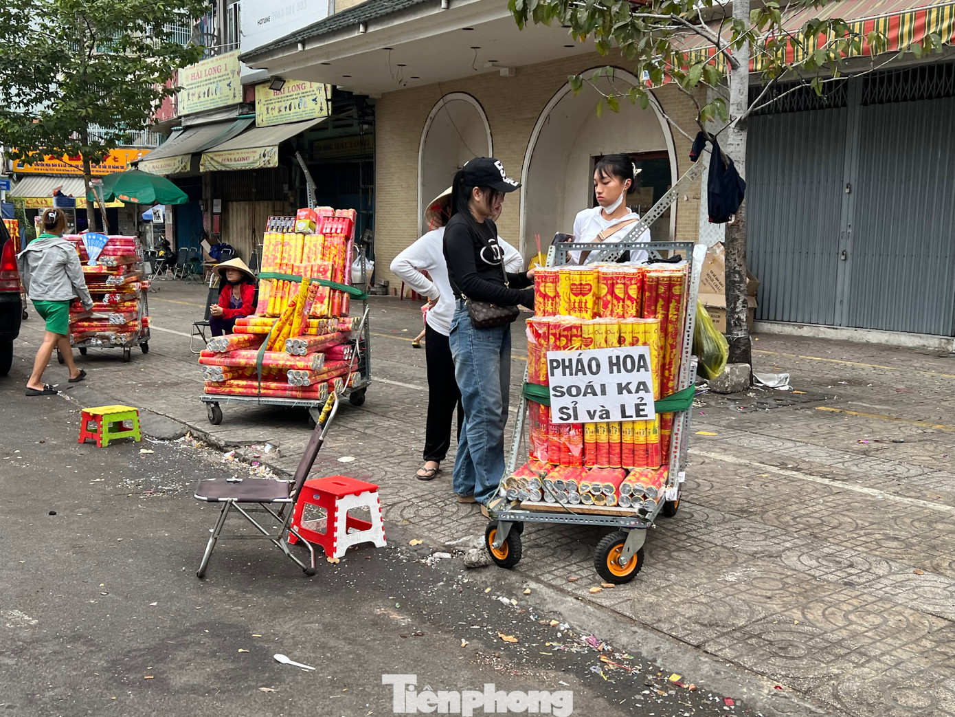 "Năm nay lượng khách mua pháo hoa giấy giảm nhiều nên chúng tôi cố gắng đón thêm khách, được bao nhiêu mừng bấy nhiêu" - một người bán pháo hoa giấy cho biết vào chiều 30 Tết.