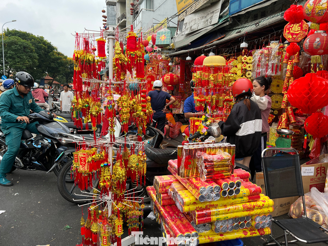 Chiều 30 Tết, nhiều người dân TPHCM tìm đến khu chợ kinh doanh pháo hoa giấy lớn nhất TPHCM này để mua về sử dụng trong đêm giao thừa. "Sau khi bày mâm cúng đón ông bà, tôi đưa con ra chợ hoa mua pháo giấy để dùng trong đêm giao thừa" - anh Nguyễn Hòa (ngụ quận 11) cho hay.