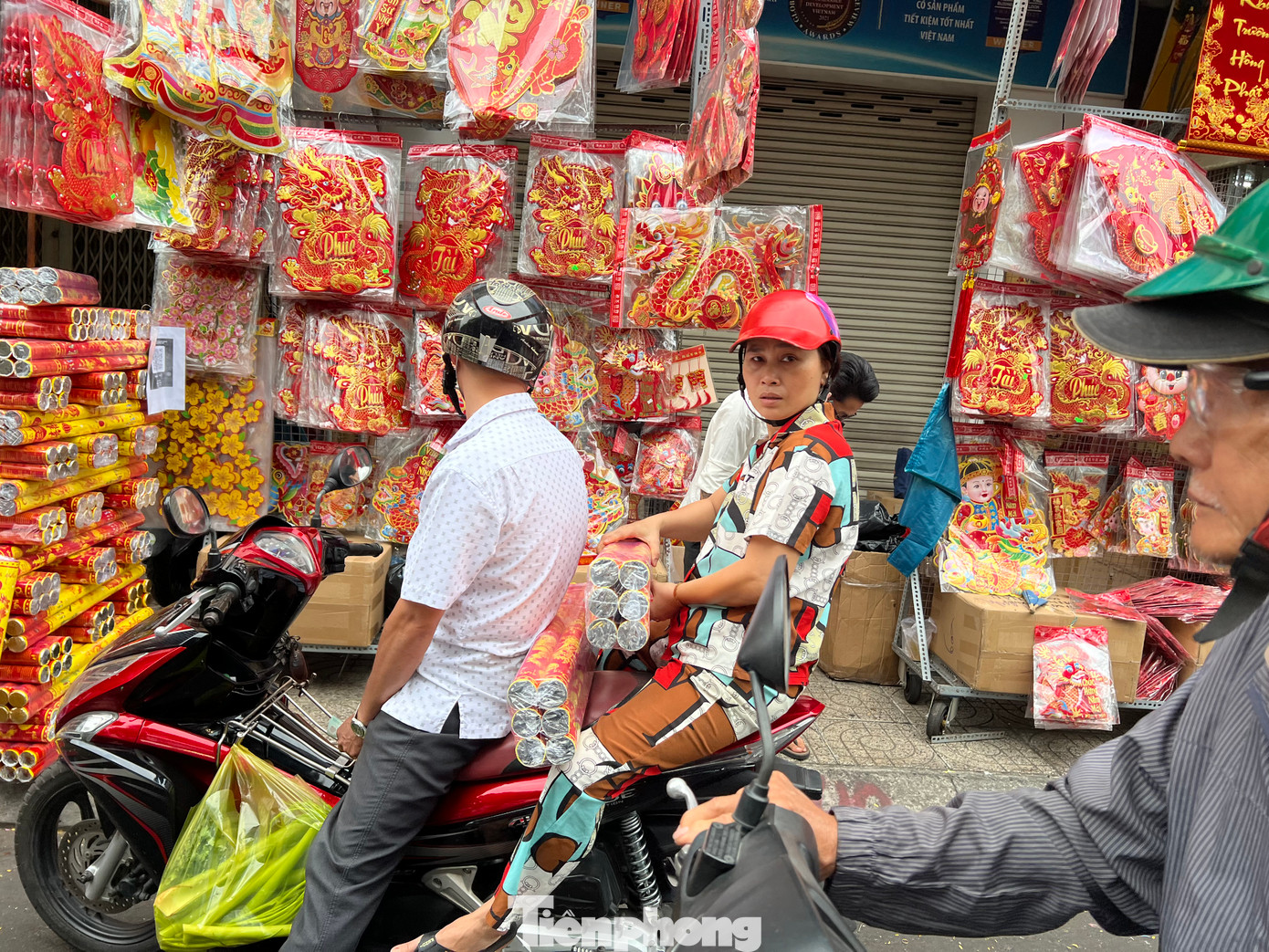 Nhiều người mua số lượng lớn pháo hoa giấy để dùng trong dịp Tết.