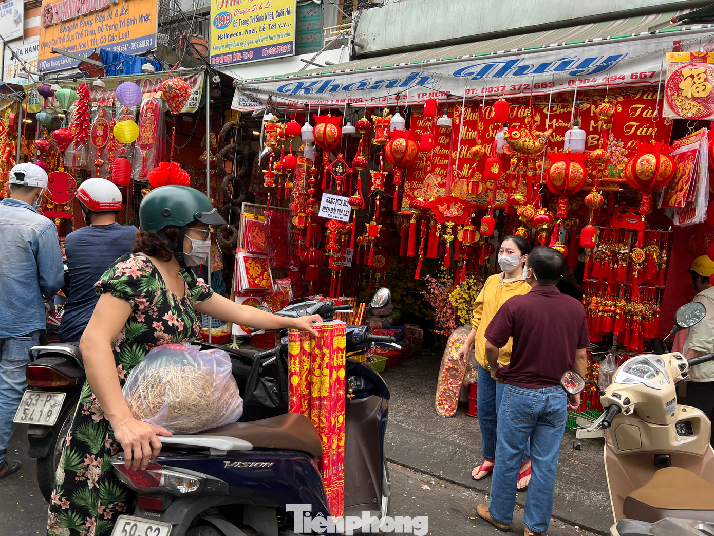 Chợ pháo hoa giấy trong ngày cuối cùng của năm Quý Mão.