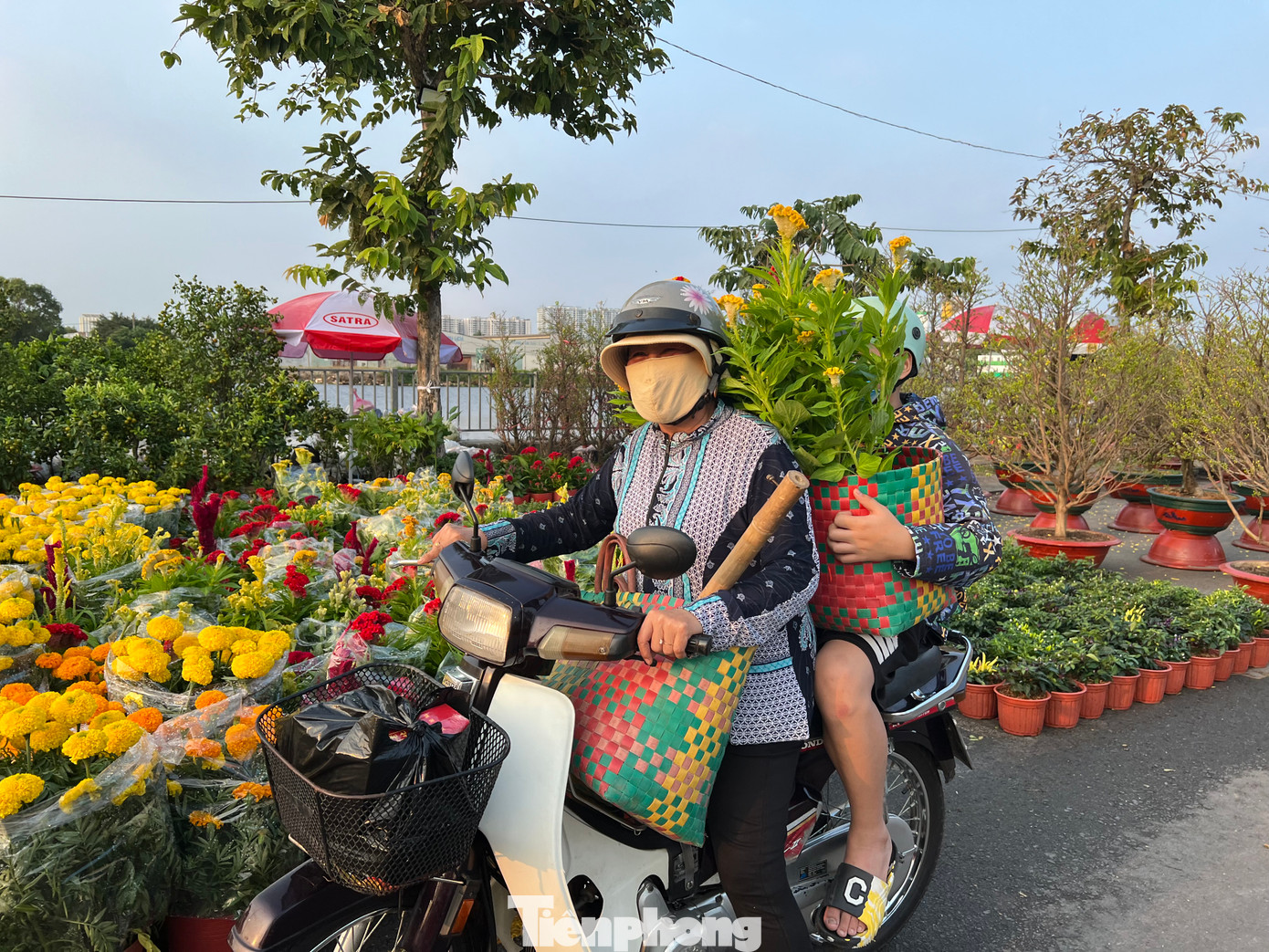 Tranh thủ xong việc tại chợ Bình Điền, người lao động tranh thủ chọn những chậu hoa xuân về chơi Tết