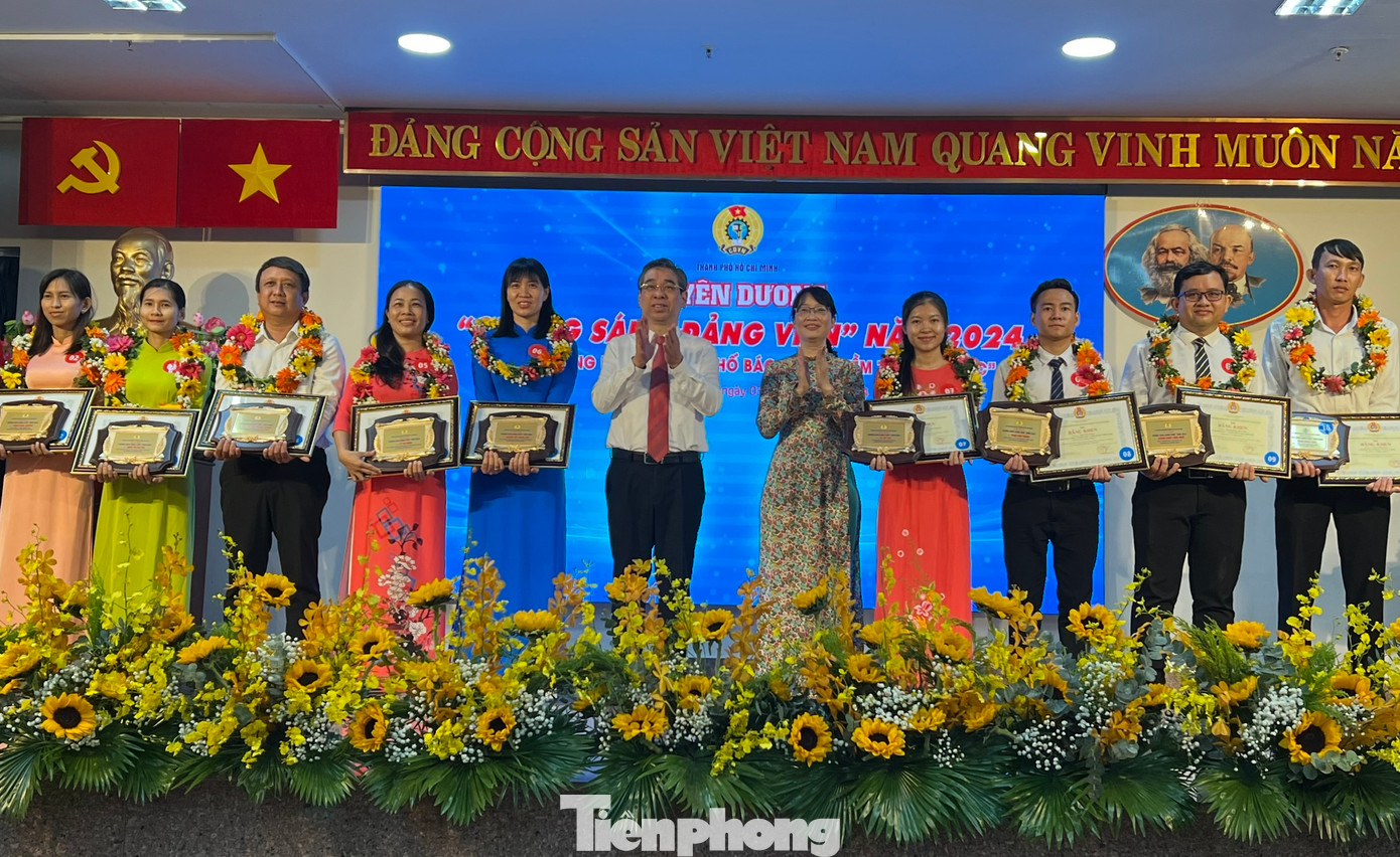 Phó Bí thư Thành ủy TPHCM Nguyễn Phước Lộc và Chủ tịch LĐLĐ TPHCM Trần Thị Diệu Thúy trao bằng khen và biểu trưng đến các đảng viên