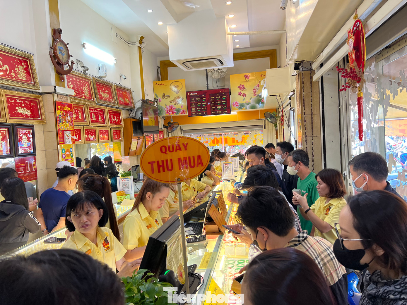 Tiệm vàng chật kín người, đặc biệt ở khu vực vàng nhẫn trơn, vàng miếng. Tiệm vàng chật kín người, đặc biệt ở khu vực vàng nhẫn trơn, vàng miếng.